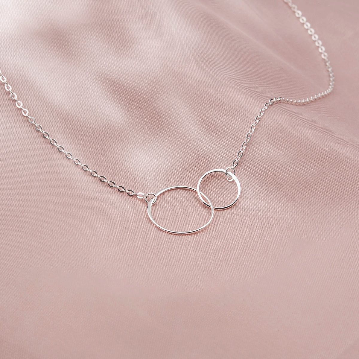 Necklace with 2 store interlocking circles