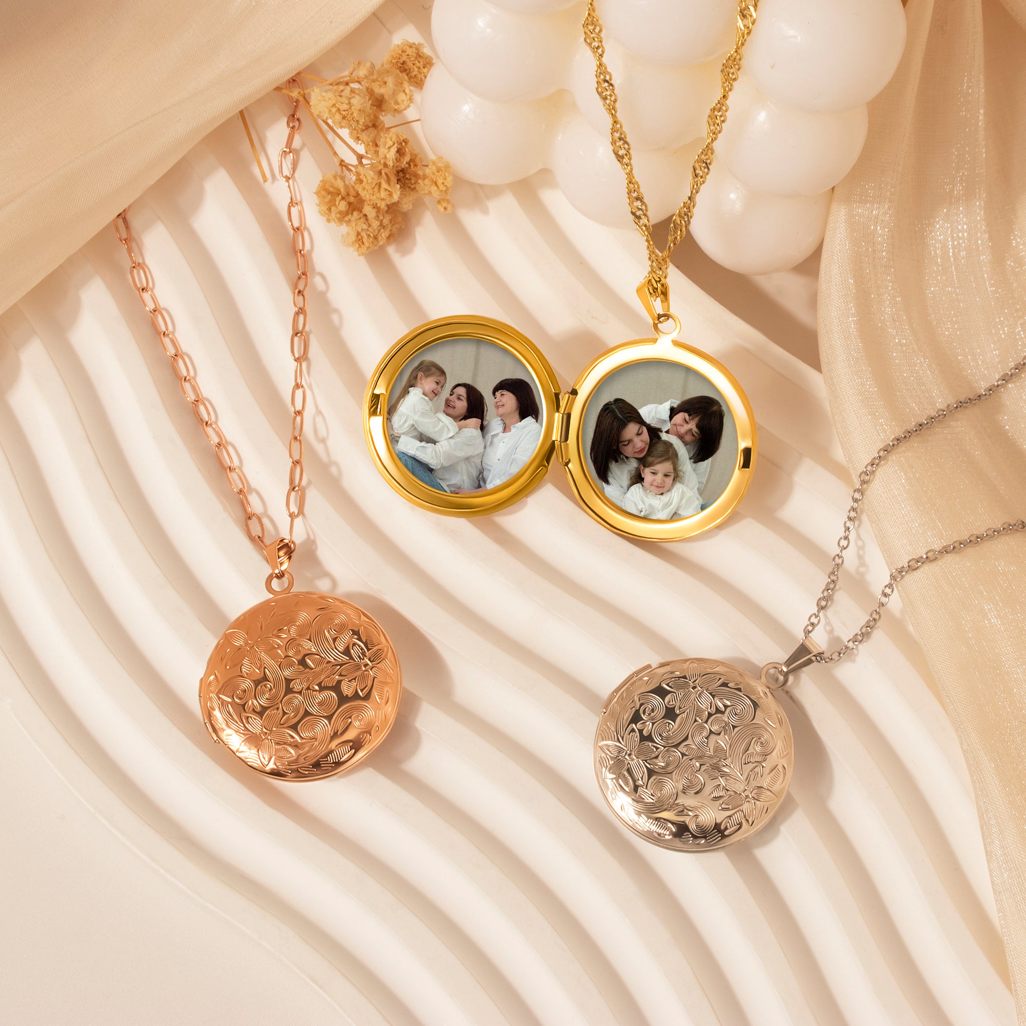 Vintage Flower Round Photo Locket Necklace