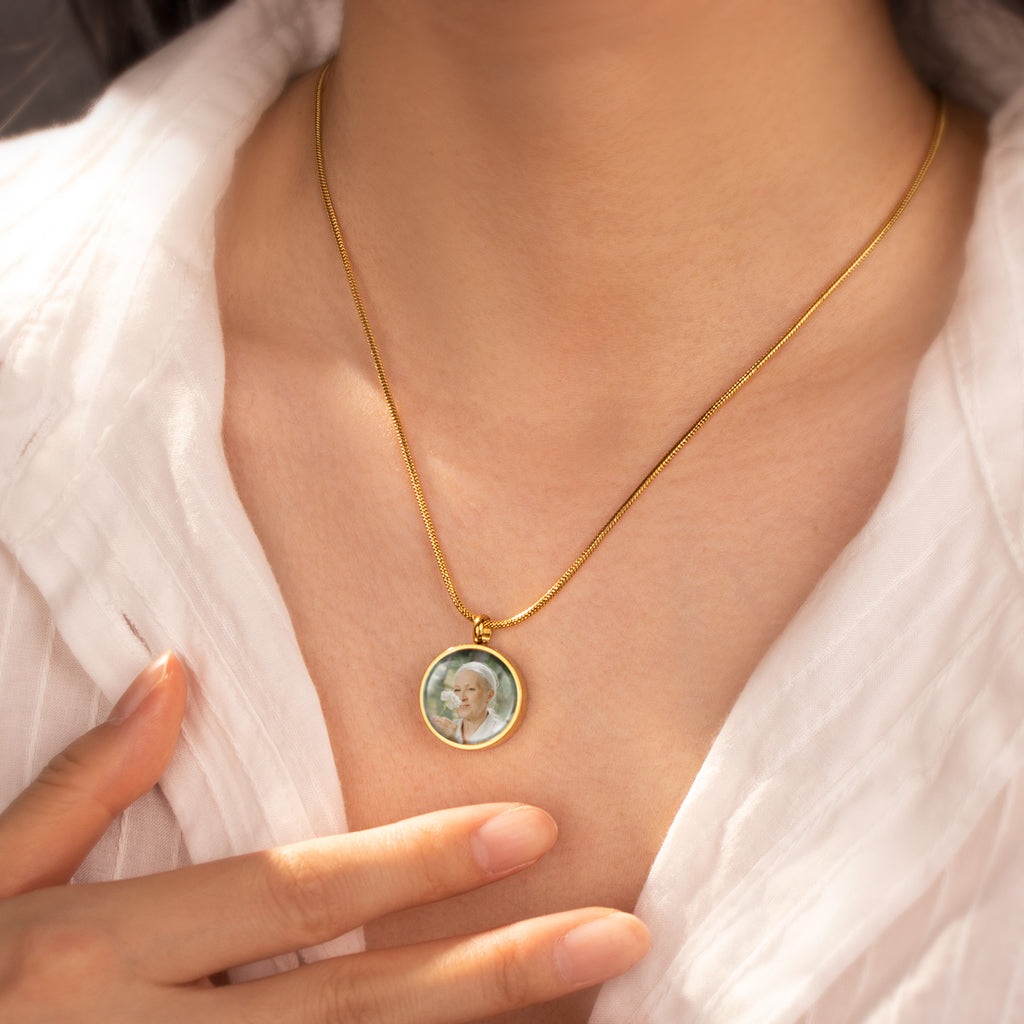 Round Memorial Ashes Holder Necklace with Photo
