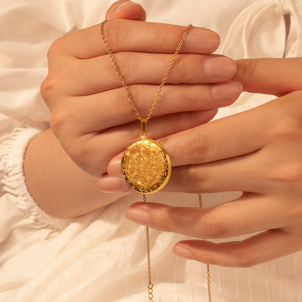 Vintage Flower Round Photo Locket Necklace