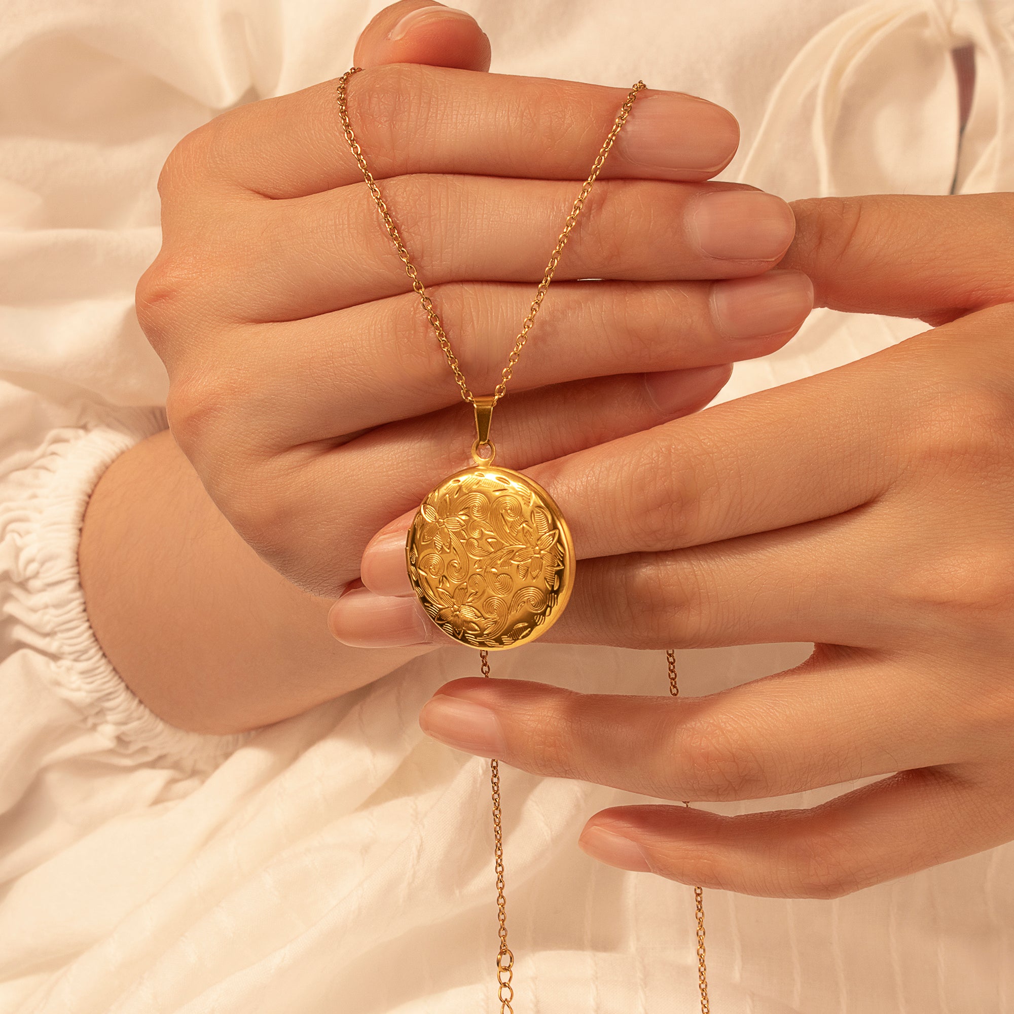 Vintage Flower Round Photo Locket Necklace
