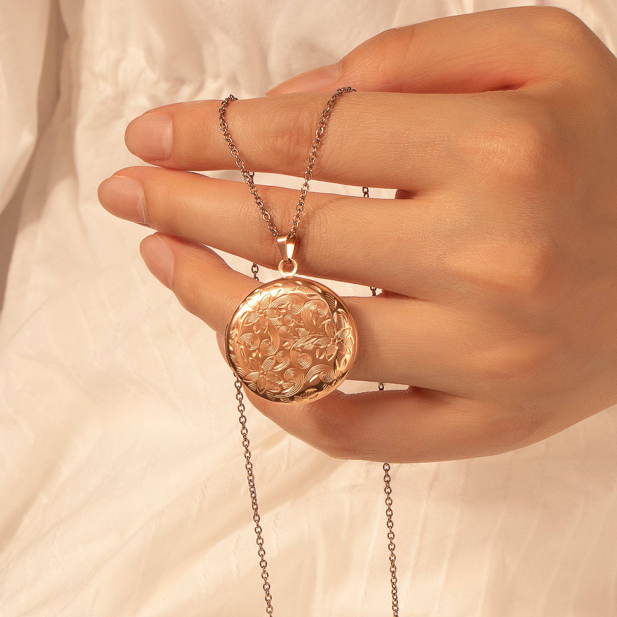 Vintage Flower Round Photo Locket Necklace
