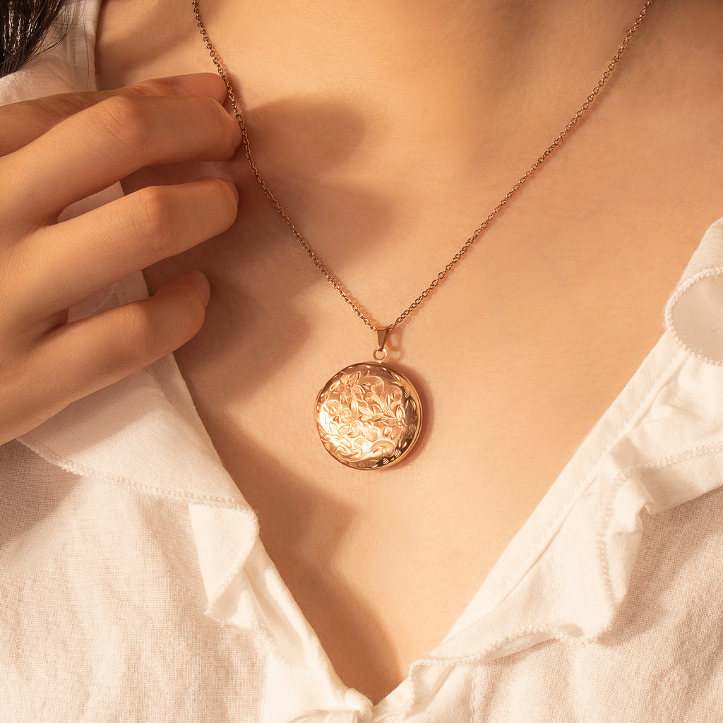 Vintage Flower Round Photo Locket Necklace