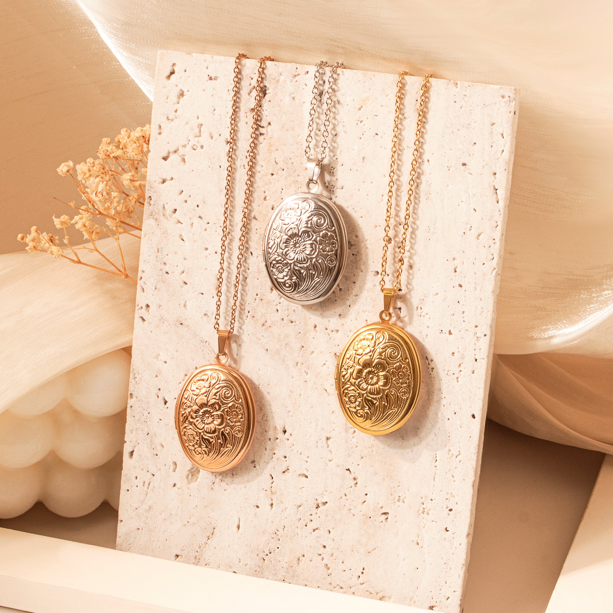 Vintage Oval Photo Locket Necklace