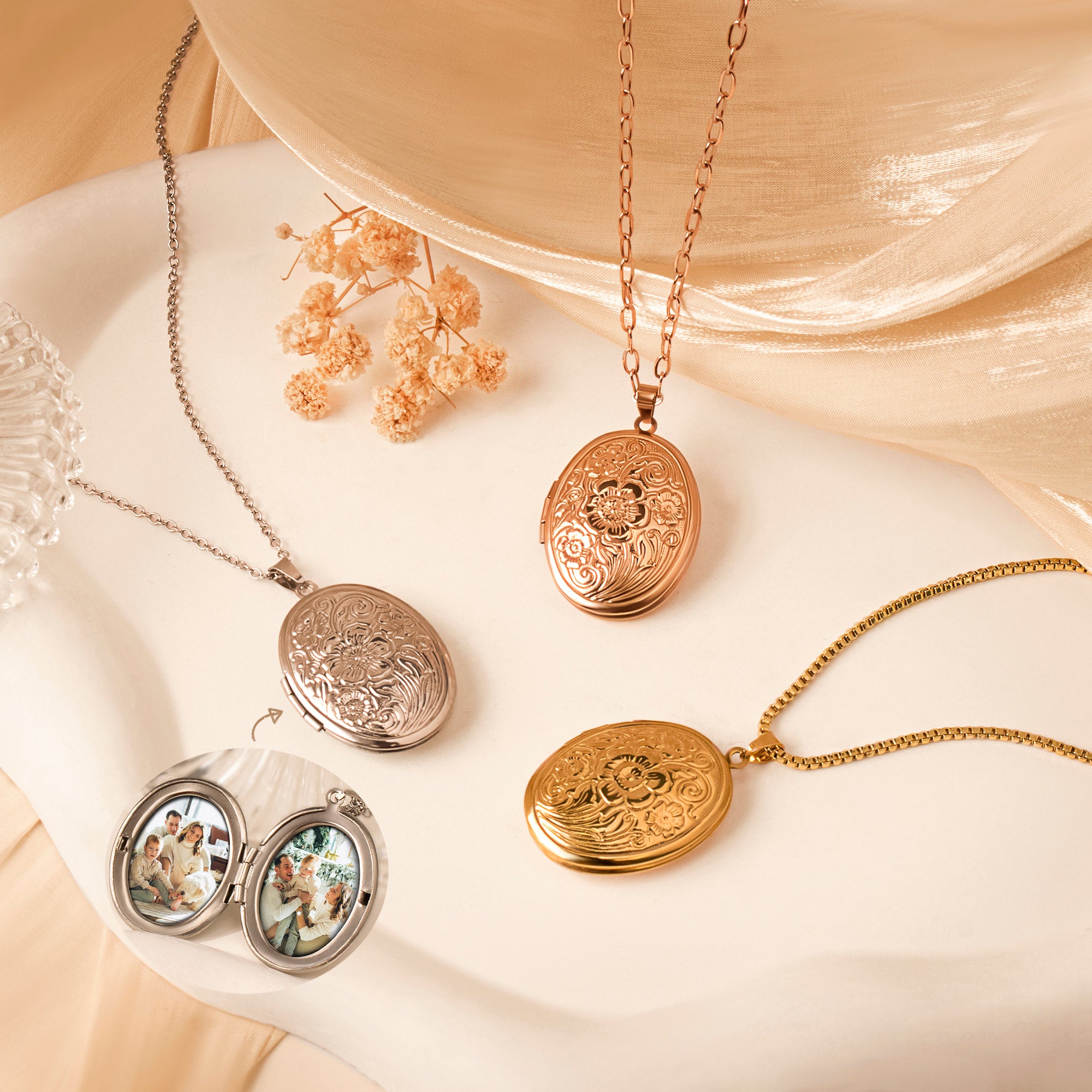 Vintage Oval Photo Locket Necklace