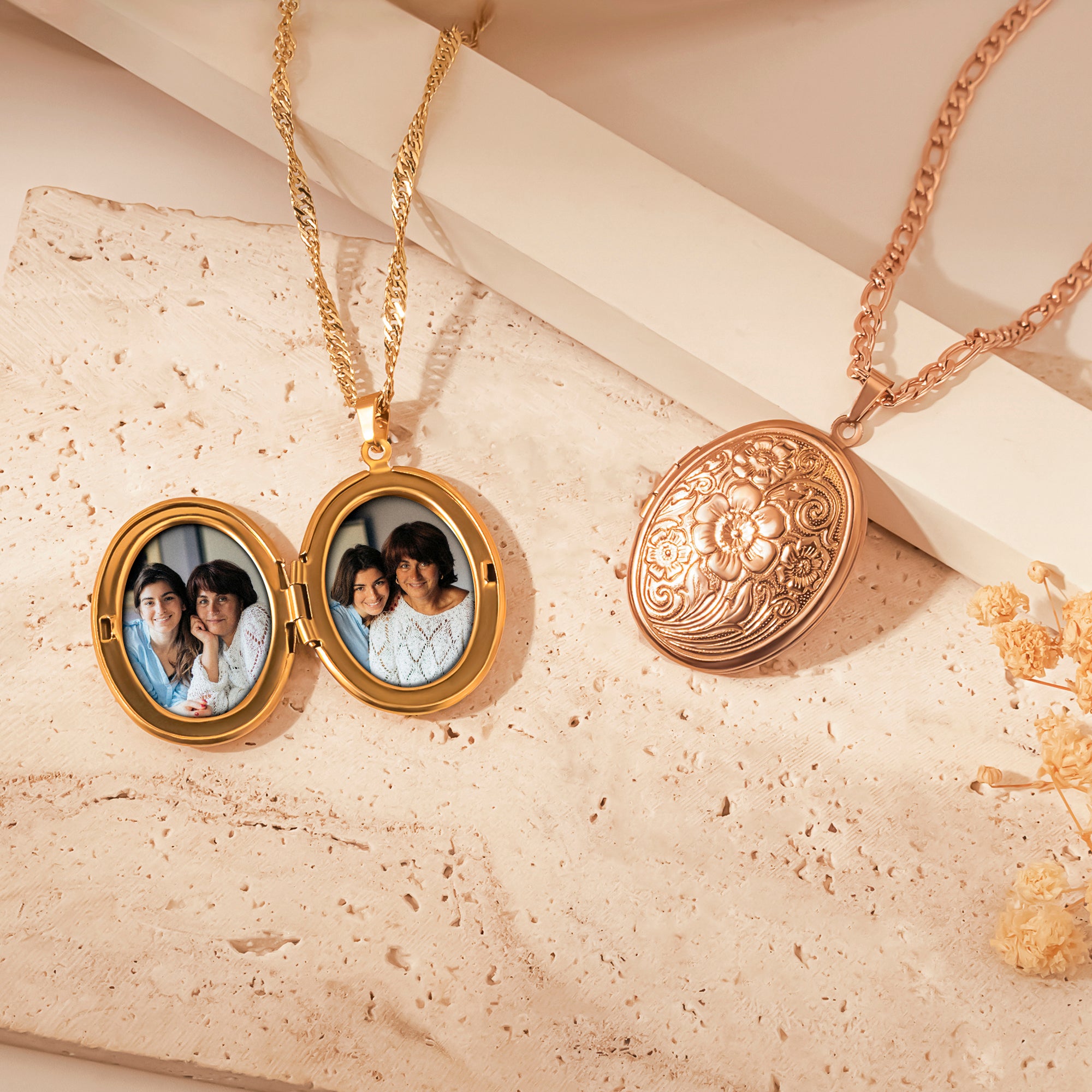 Vintage Oval Photo Locket Necklace