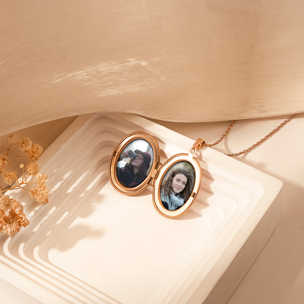 Vintage Oval Photo Locket Necklace