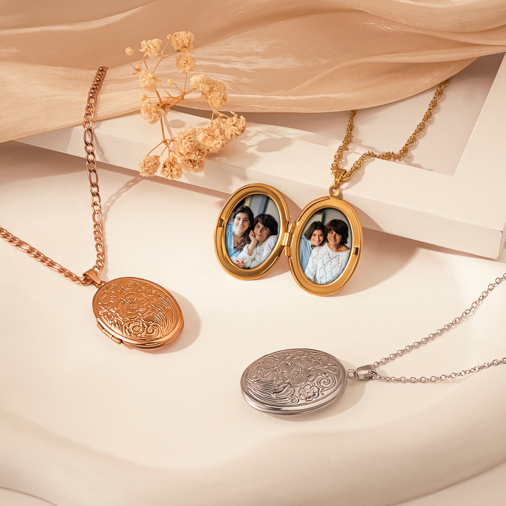 Vintage Oval Photo Locket Necklace