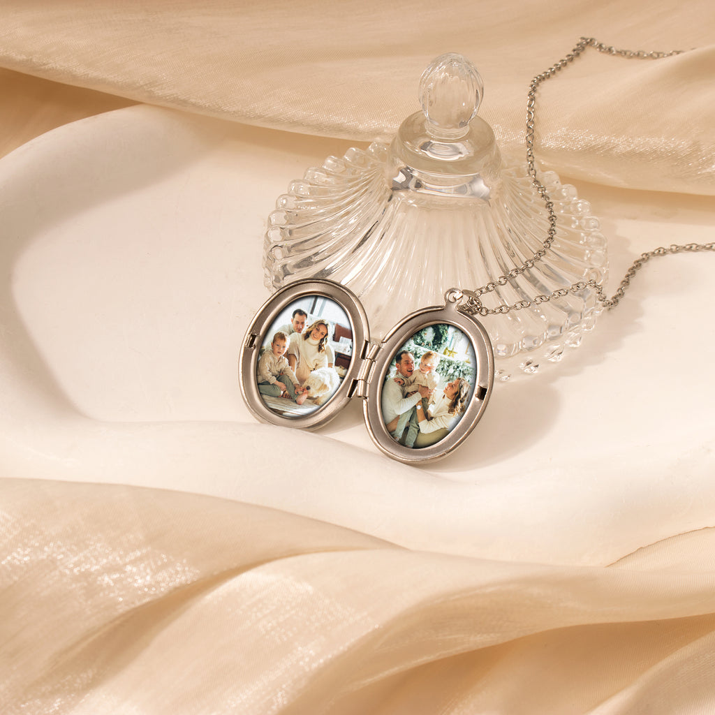Vintage Oval Photo Locket Necklace