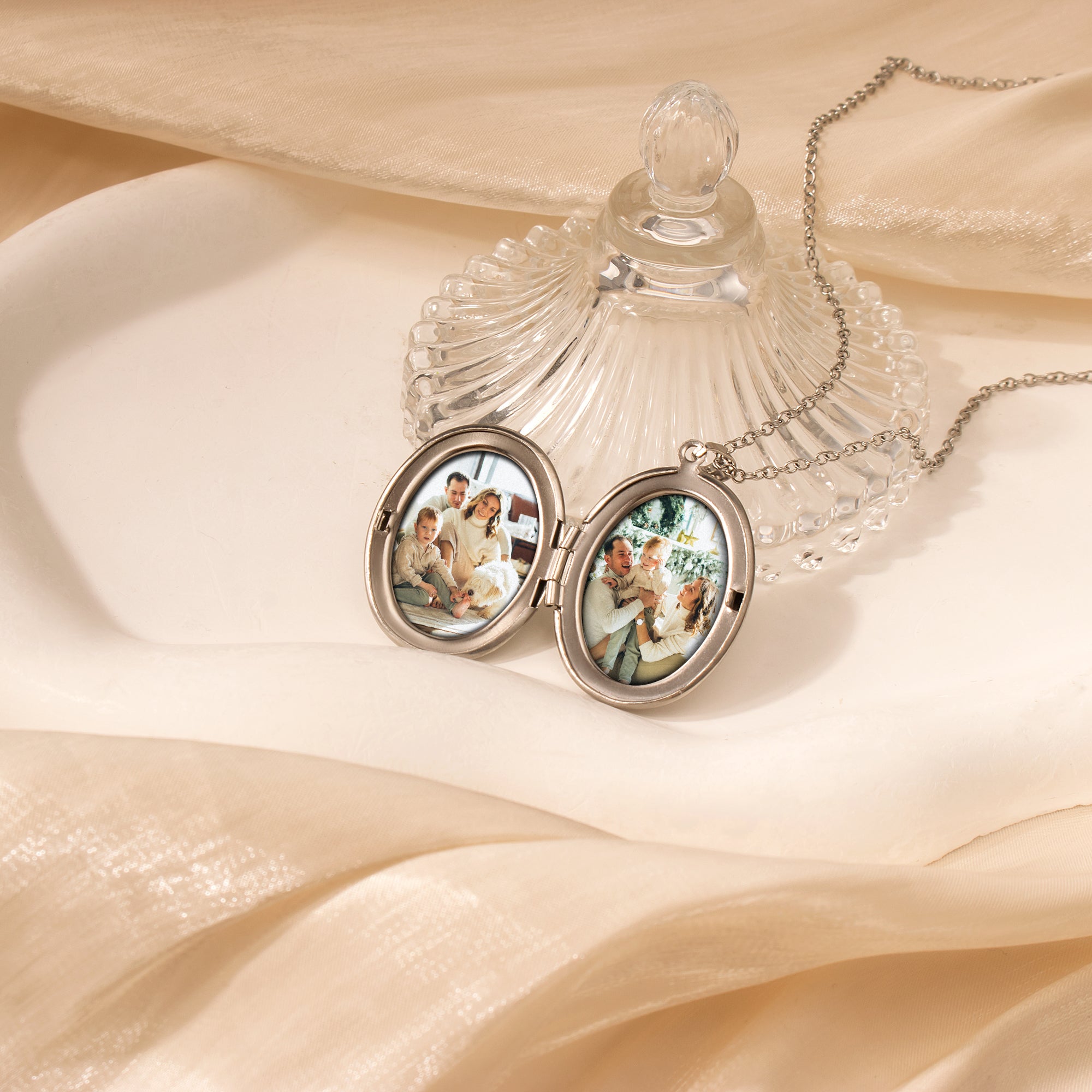 Vintage Oval Photo Locket Necklace