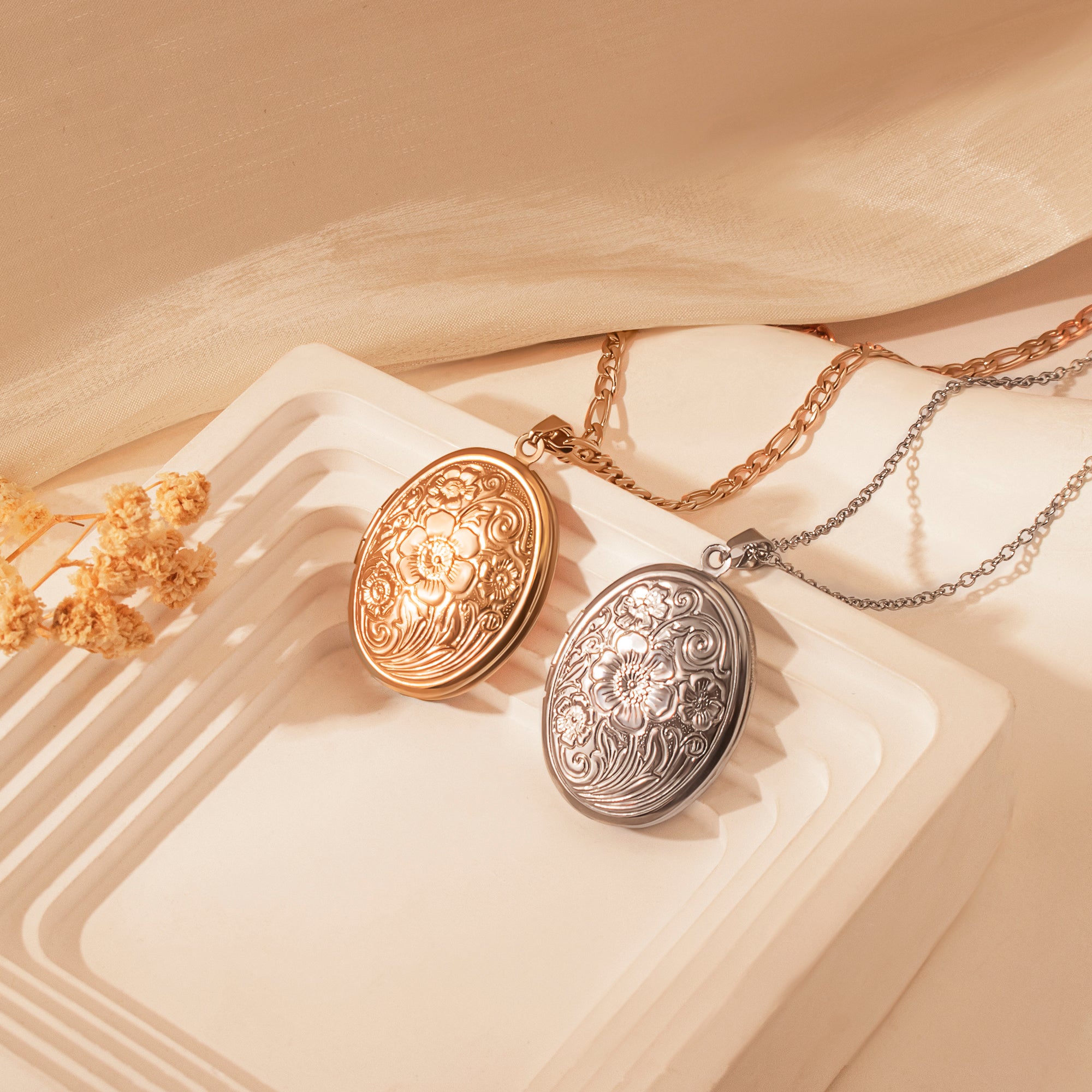 Vintage Oval Photo Locket Necklace