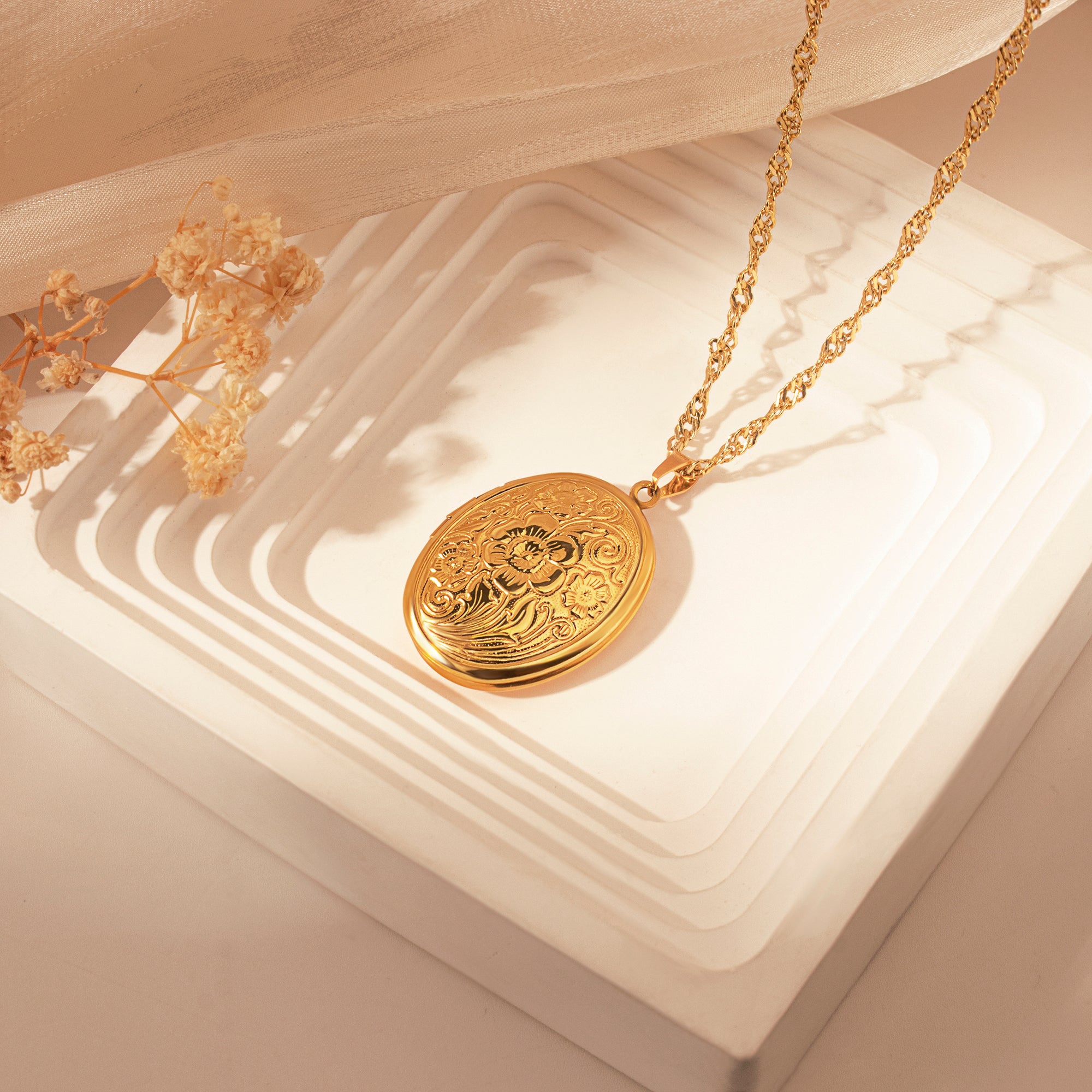 Vintage Oval Photo Locket Necklace