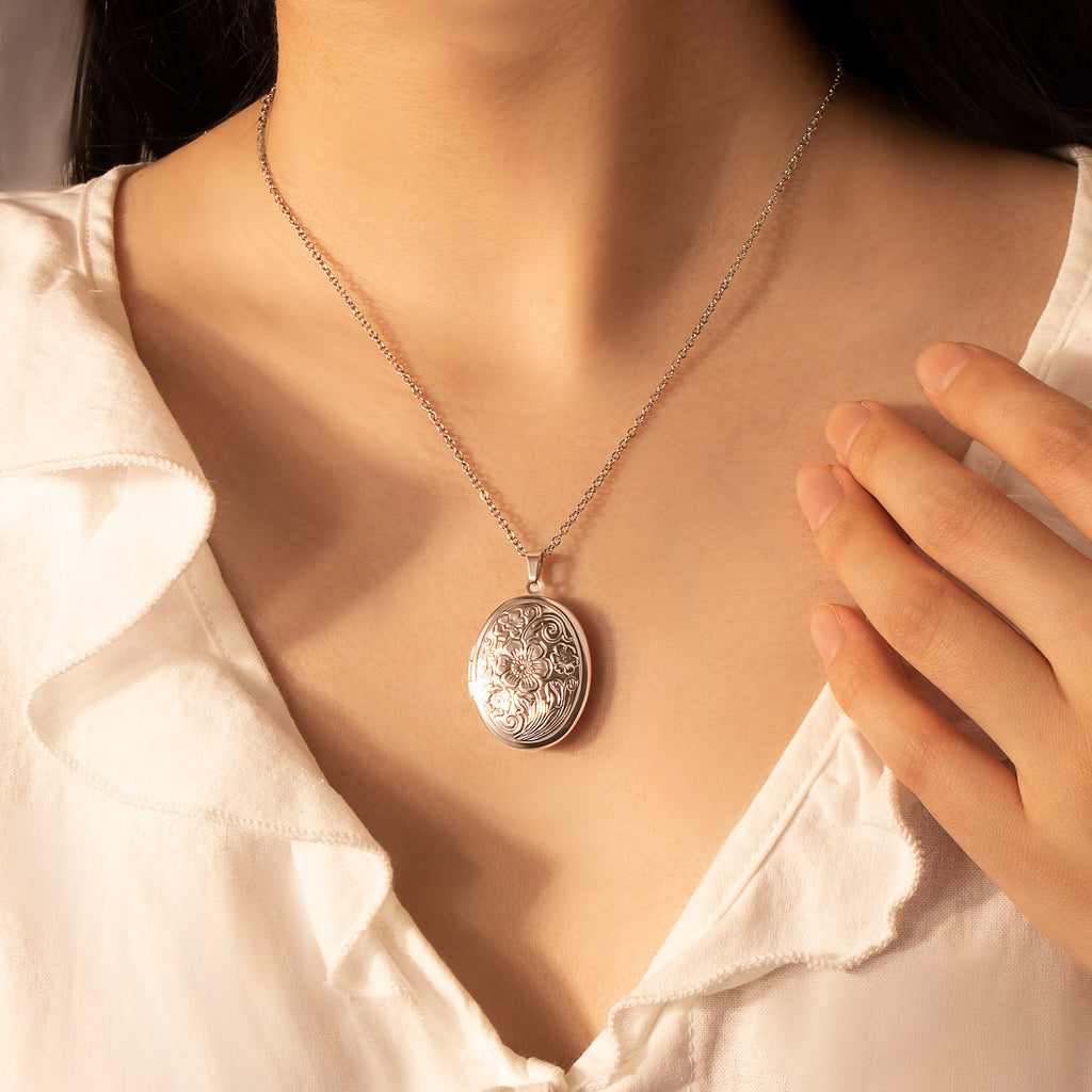 Vintage Oval Photo Locket Necklace