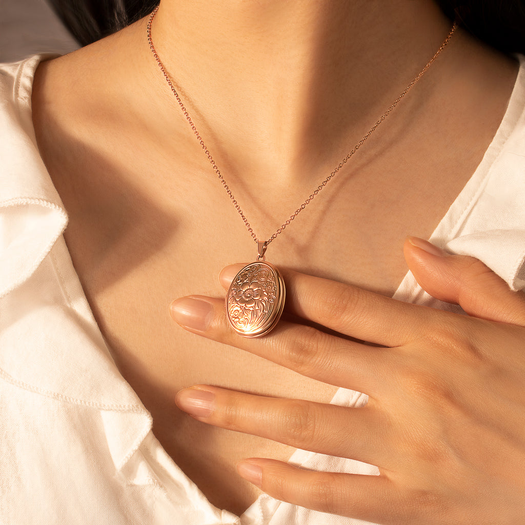 Vintage Oval Photo Locket Necklace