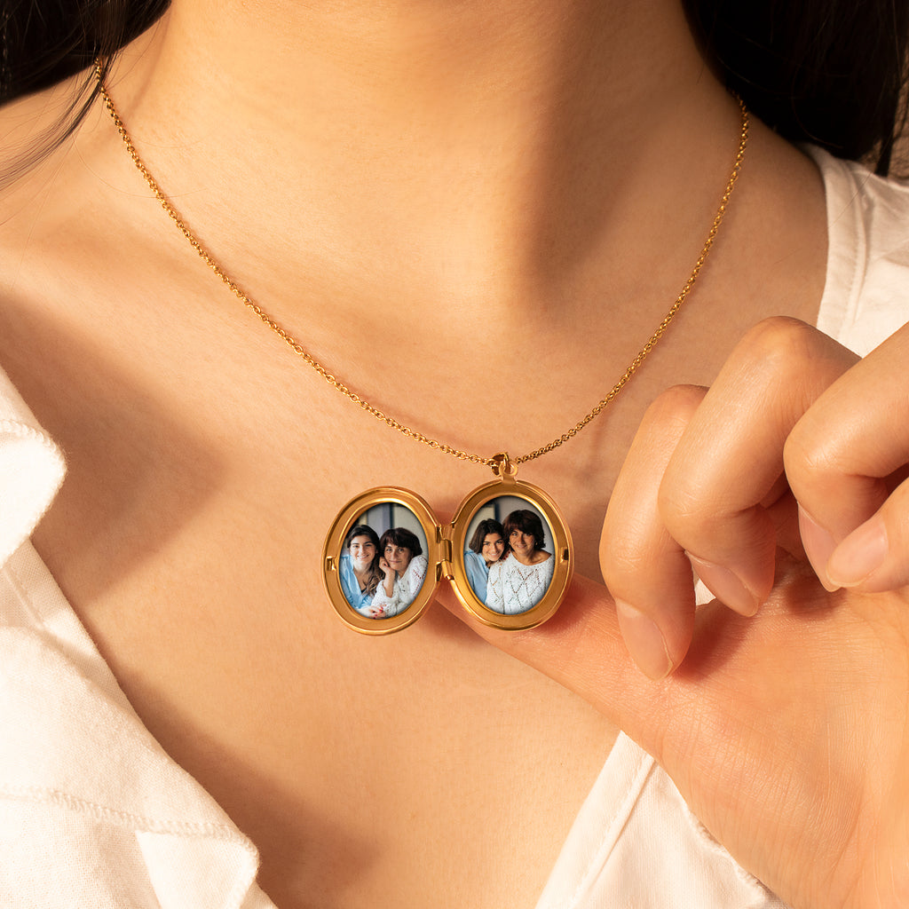 Vintage Oval Photo Locket Necklace