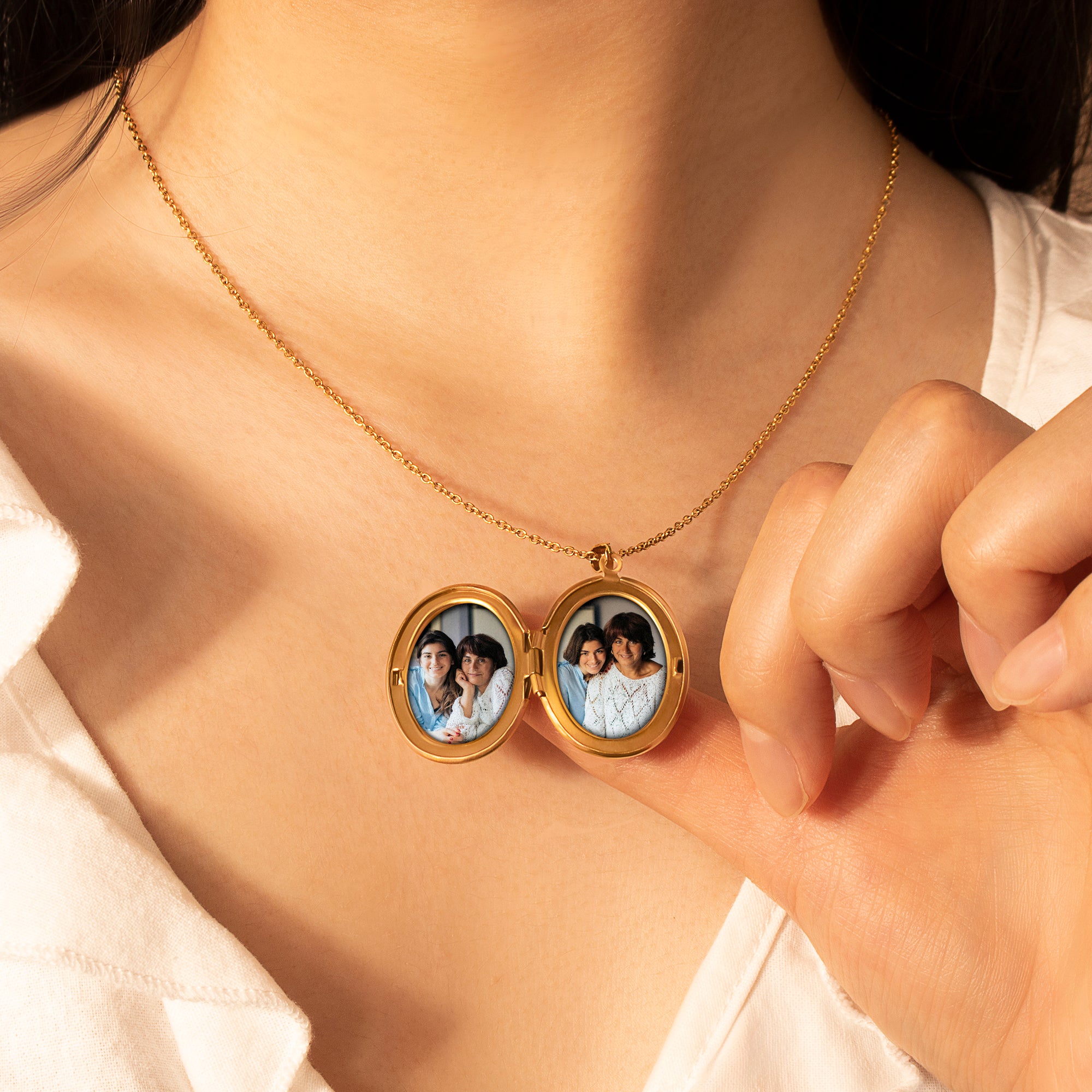 Vintage Oval Photo Locket Necklace