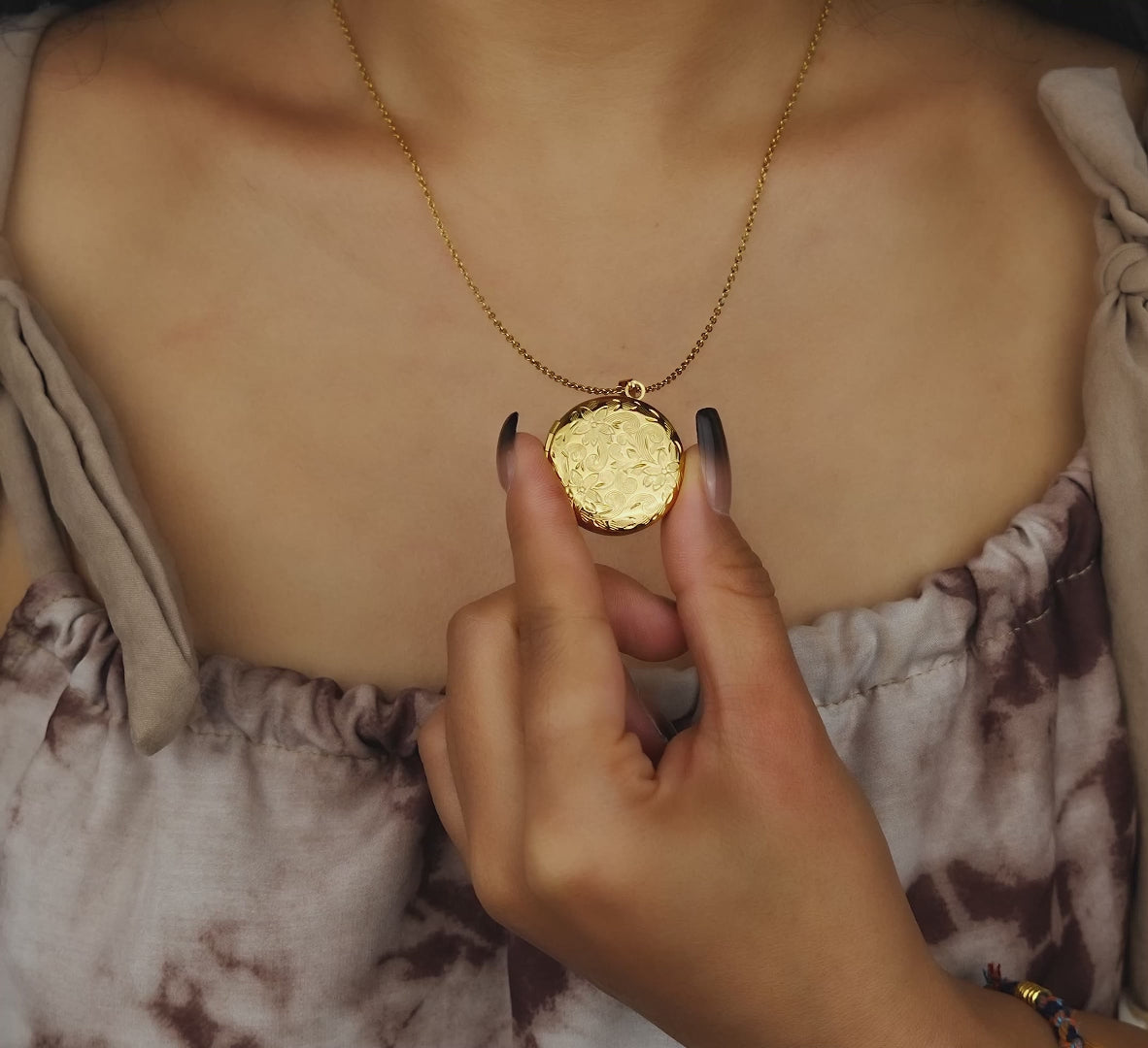 Victorian Flourish Round Photo Locket